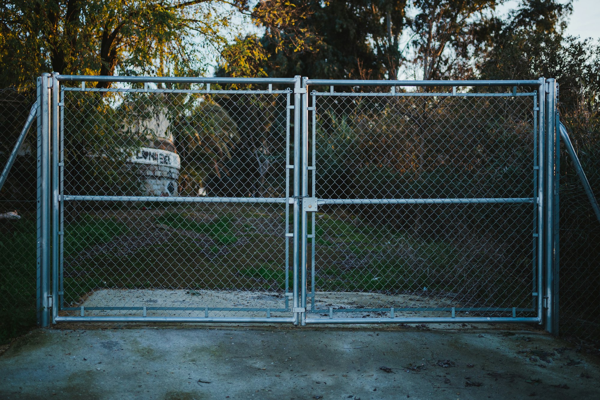 Metallic chain link fence gate